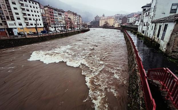 Asturias vigila la crecida de los ríos mientras mejora la situación en las carreteras