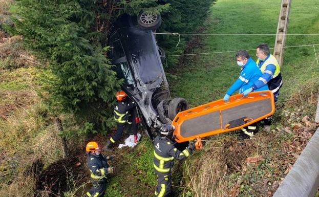 Herida una conductora tras salirse de la carretera y volcar su coche en un prado en Valdesoto