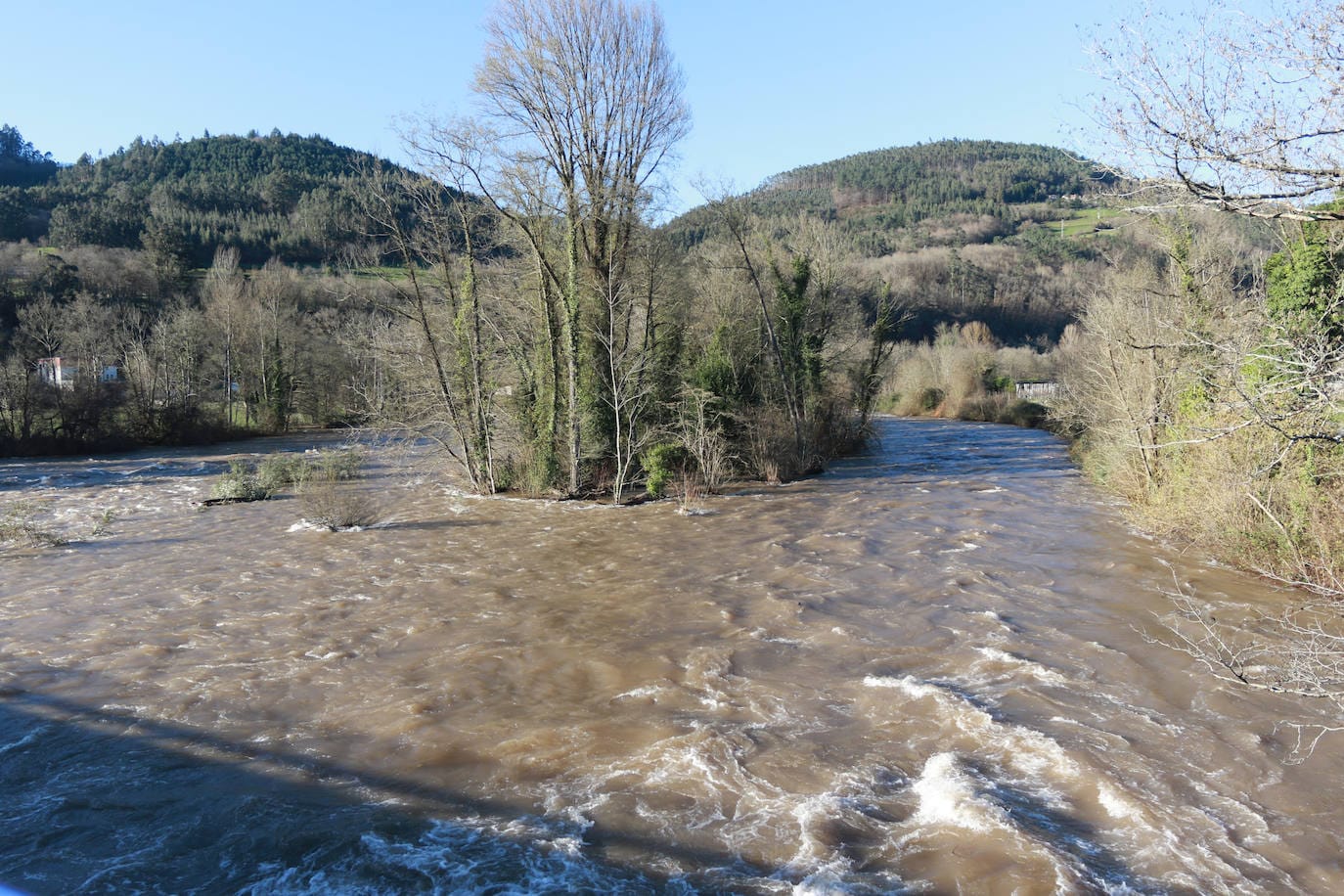Los ríos amenazan con desbordarse en Asturias