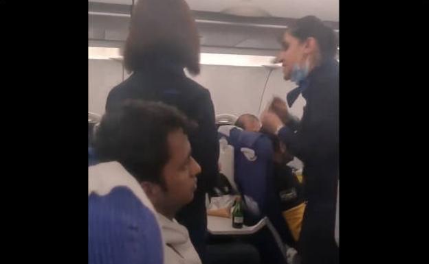 «No soy tu sirvienta»: la discusión a gritos en un avión entre una azafata y un pasajero