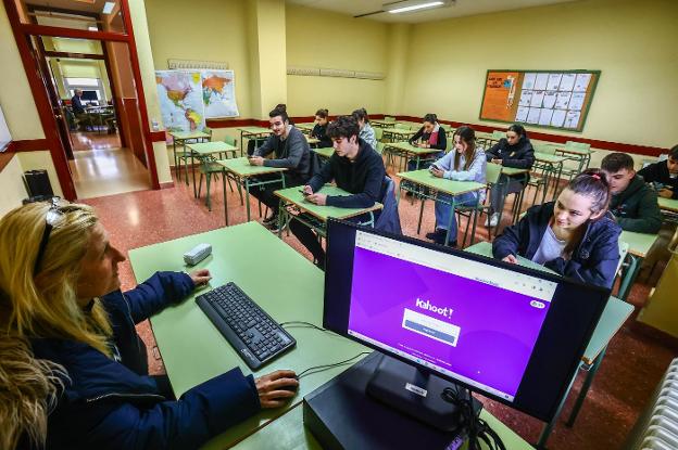 La mitad de los centros de Secundaria permite el uso educativo del móvil