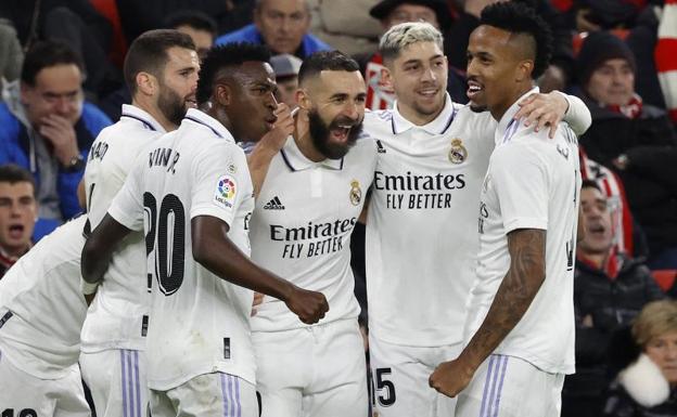Los jugadores del Real Madrid celebran el gol de Benzema que encarriló el triunfo en San Mamés. /Vincent West (Reuters)