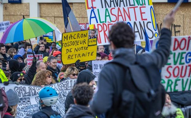 Macron aprueba su polémica reforma de las pensiones pese a las protestas