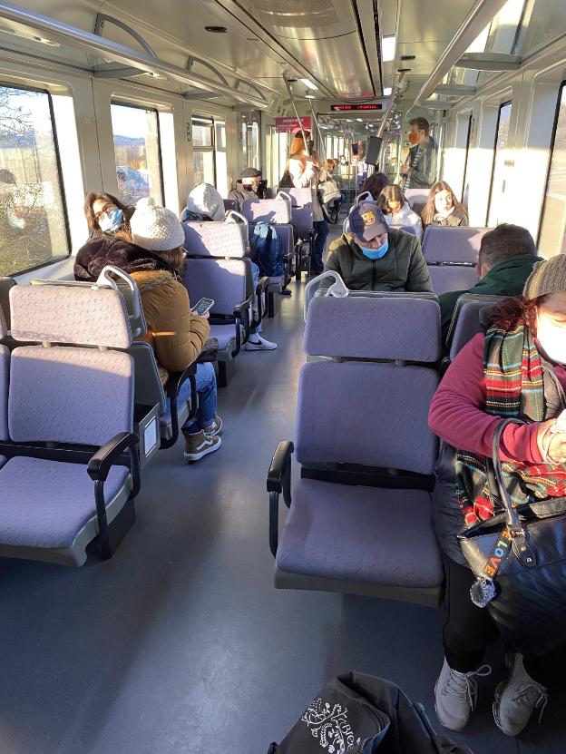 Un grupo de viajeros tarda tres horas en hacer Oviedo-El Berrón, más que yendo a pie