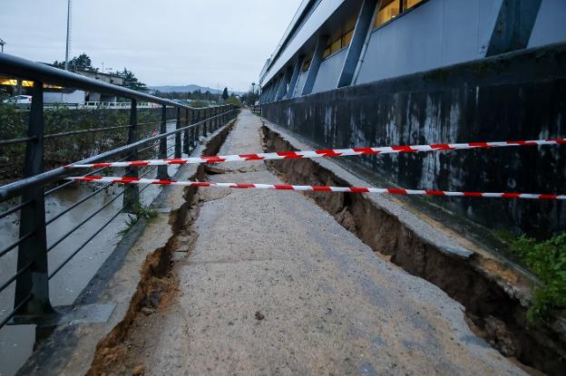 El Ayuntamiento cree que los dragados que pidió el Grupo descalzaron el muro del Piles