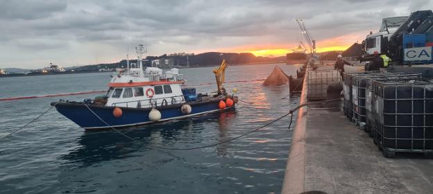 Comienzan los trabajos para reflotar el buque sospechoso de transportar dos toneladas de cocaína
