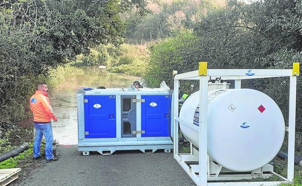 Arcelor intenta reducir el nivel de agua en el cruce donde murió un ganadero ahogado