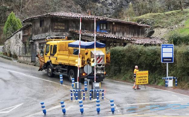 La nieve obliga a cerrar la carretera a los Lagos de Covadonga