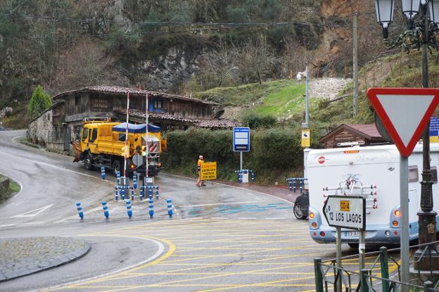 La nieve obliga a cerrar la carretera que da acceso a los Lagos de Covadonga