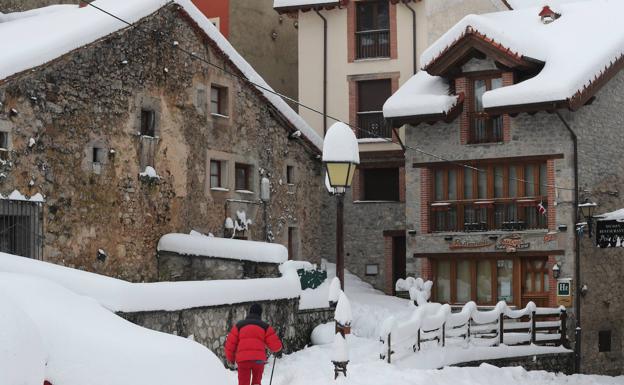 Salas y Cabrales pierden dos concejales y Cudillero trata de evitarlo con su padrón