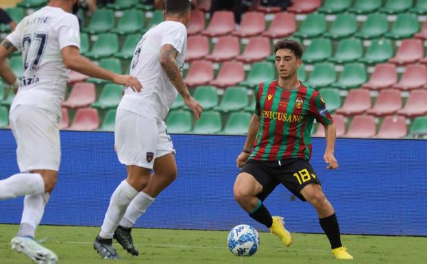 El Real Oviedo cierra la incorporación del extremo Raúl Moro