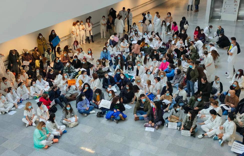 Segunda protesta en ocho días del personal del HUCA: «Hay que cuidar de quienes cuidan»