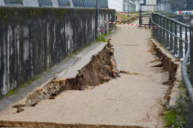 El Ayuntamiento de Gijón teme que todo el muro de la senda del Piles a su paso por el Grupo esté dañado