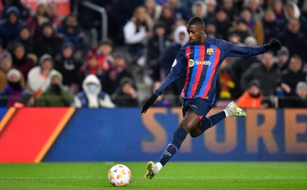 Ousmane Dembélé se dispone a rematar durante el partido ante la Real Sociedad. 