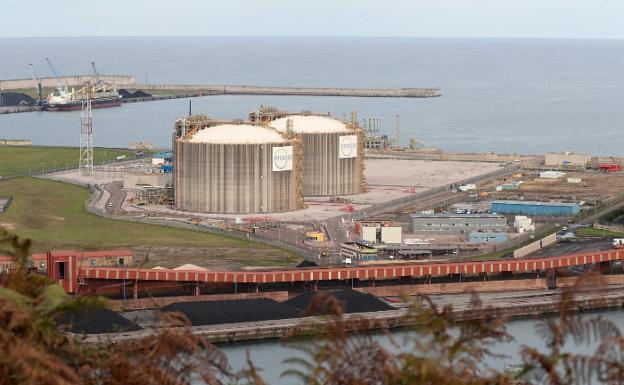 El retraso de los trámites finales aplaza la puesta en marcha de la regasificadora