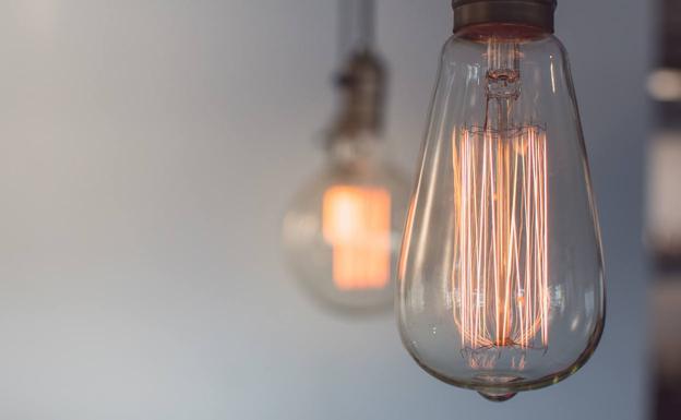 Nueva bajada del precio de la luz para este sábado: las horas más baratas y las más caras