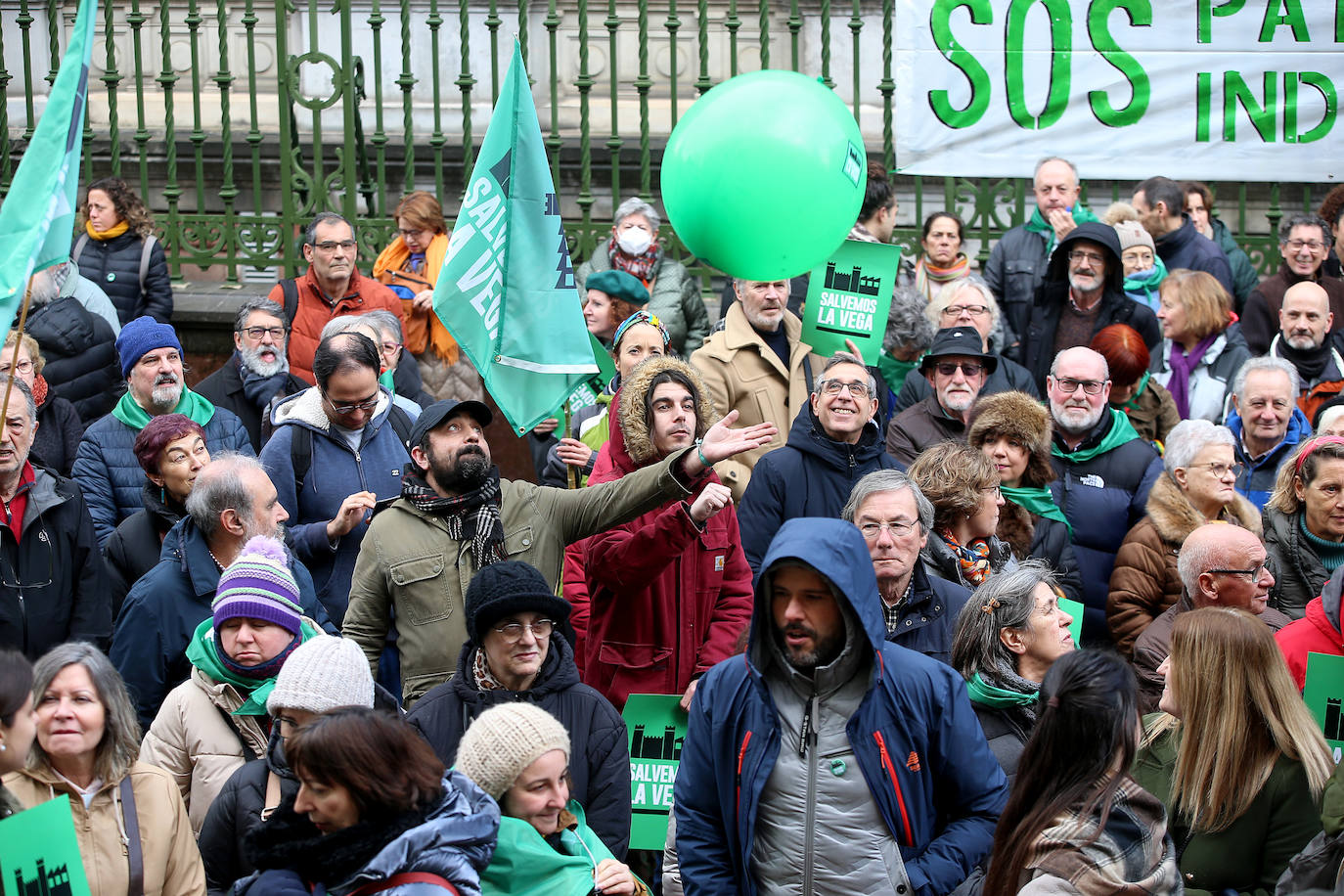 Concentración en Oviedo contra el proyecto para la fábrica de La Vega