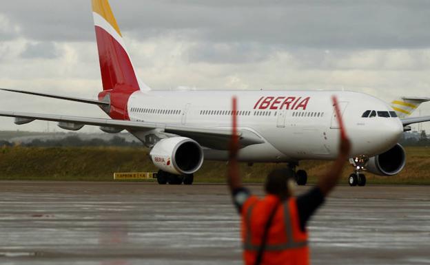 Iberia detiene el servicio de facturación y embarque y provoca el caos en varios aeropuertos