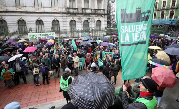 Más de 300 personas se concentran para «salvar La Vega»