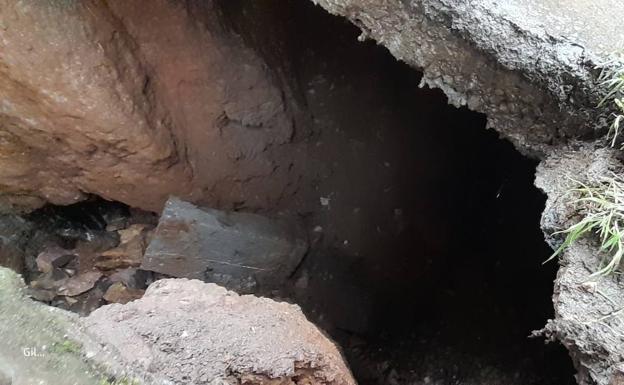 Cortada la carretera entre San Martín de Ondes y Las Cruces, en Belmonte, por un hundimiento