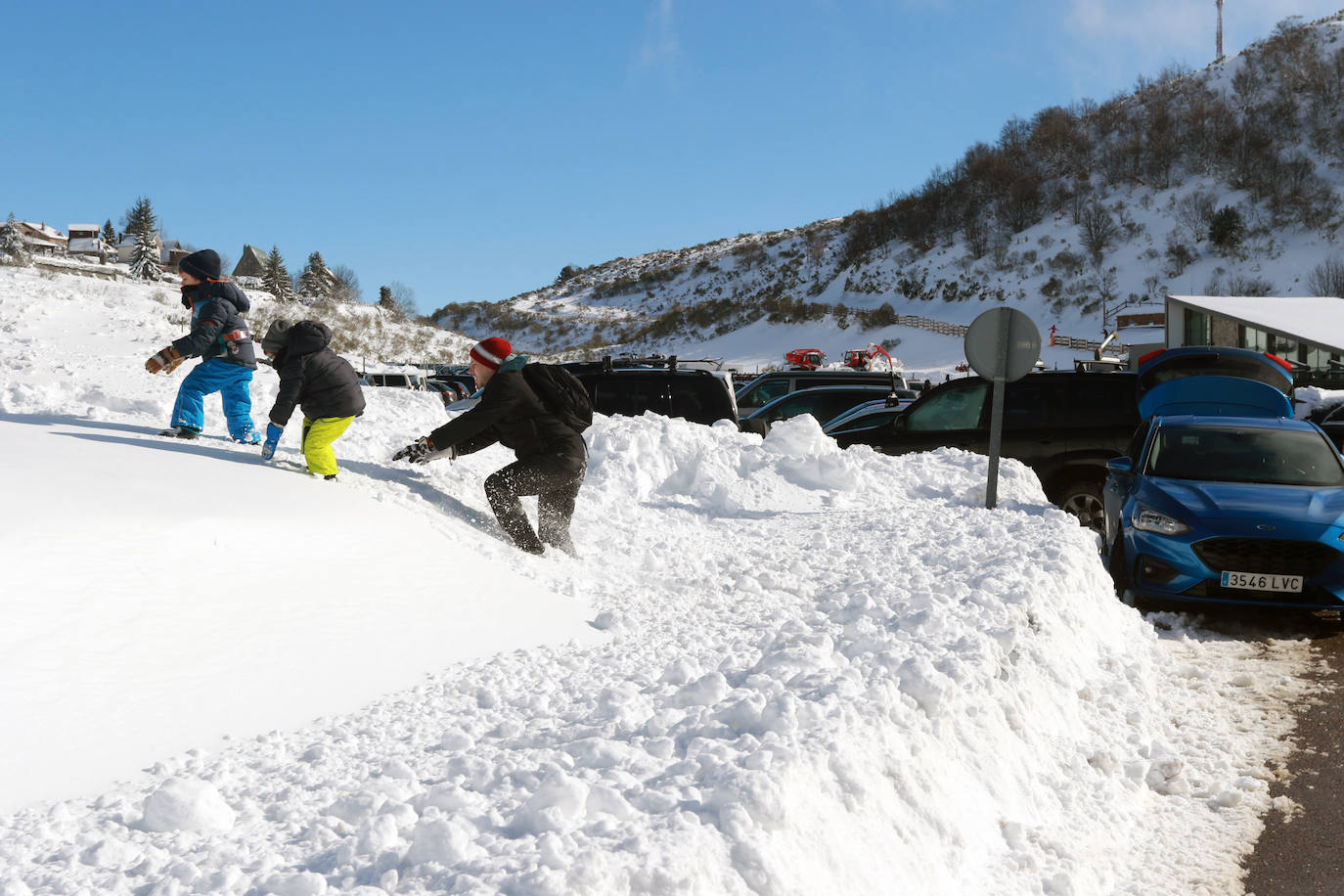 Fuentes de Invierno se llena de esquiadores para disfrutar de la nieve