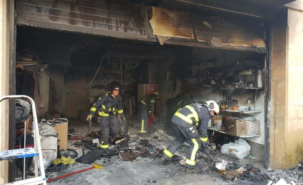 Arden dos motos en el incendio de un garaje en Salas