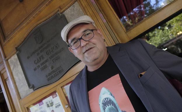 Muere a los 50 años el escritor Alexis Ravelo