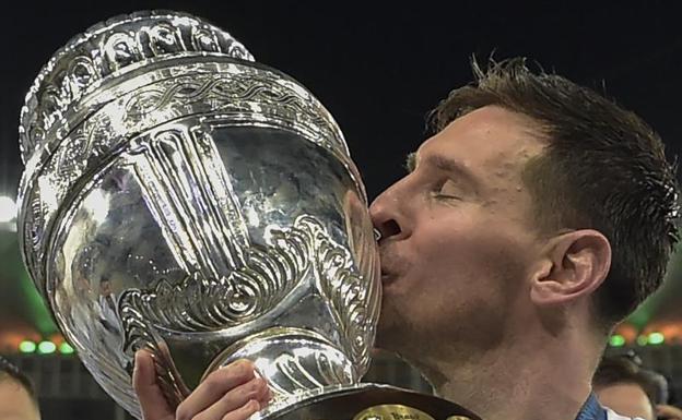 Leo Messi besa el trofeo de la Copa del Mundo. /AFP