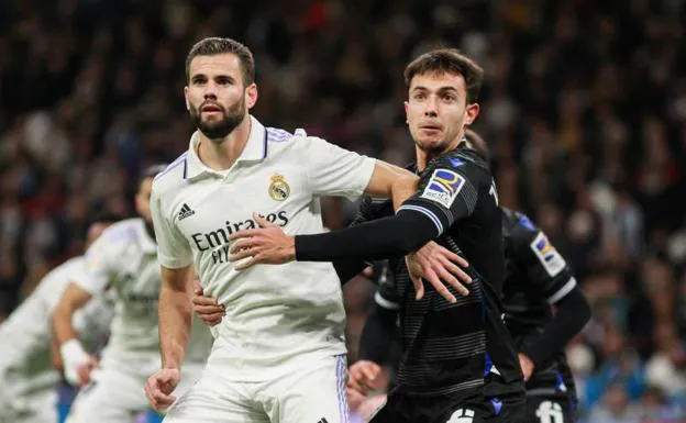 Nacho y Zubimendi pugnan en el duelo liguero entre el Real Madrid y la Real Sociedad. 