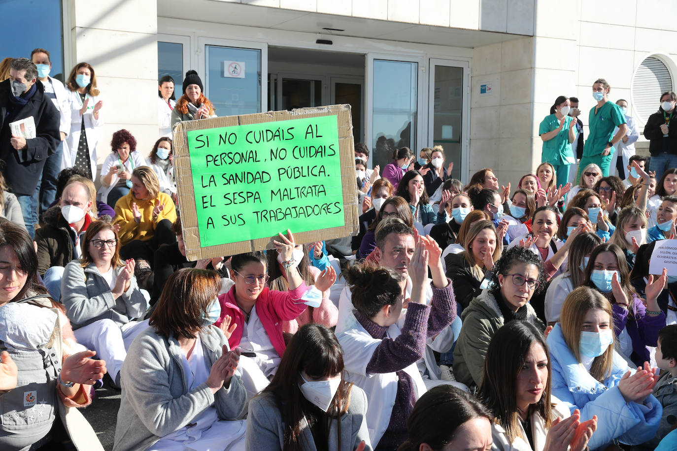 Las enfermeras de Gijón protestan por la «precariedad del sector»