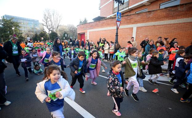 Cientos de alumnos corren en Oviedo por la pequeña Julia: «Es una oportunidad para que la gente conozca esta enfermedad»