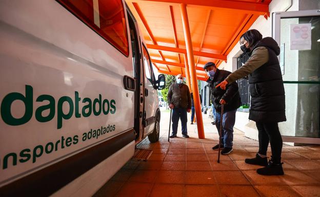 El ERA prorroga los contratos para garantizar el transporte a los centros de día