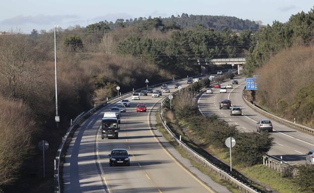 Tres horas de retenciones en la 'Y', sentido Oviedo, por un accidente entre dos camiones
