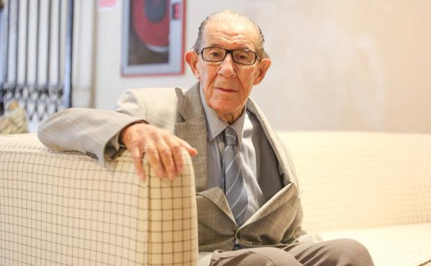 Fallece Juan Velarde, maestro de economistas