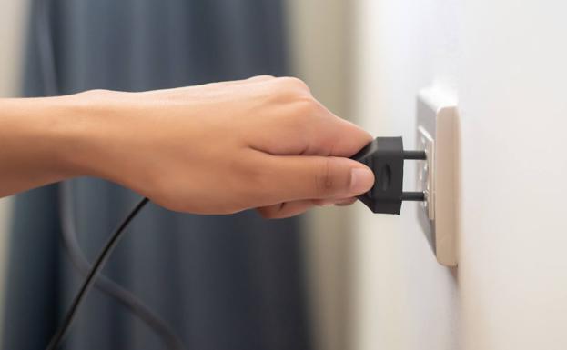 Baja el precio de la luz este sábado: la hora más barata estará por debajo de los 90 euros