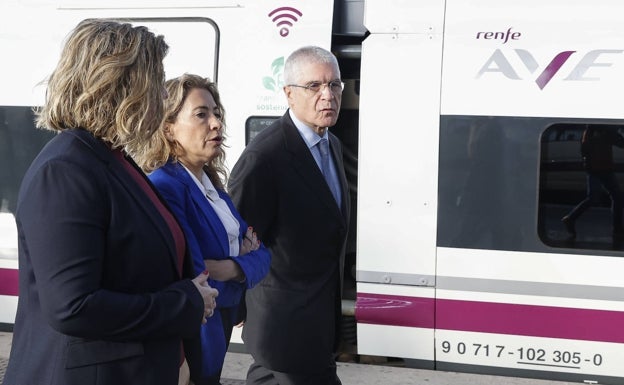 La ministra de Transportes anuncia ceses «inminentes» en Renfe y Adif por el fiasco de los trenes de Feve
