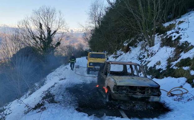 Arde un vehículo en la subida al Angliru, en Riosa