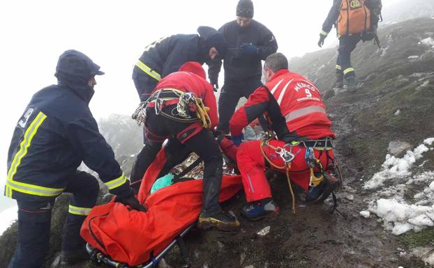 Trasladan al HUCA a una mujer que se lesionó en una ruta en el Pico Pienzu