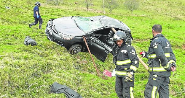 Tres heridos tras caer con su coche por un desnivel de cien metros en Piloña