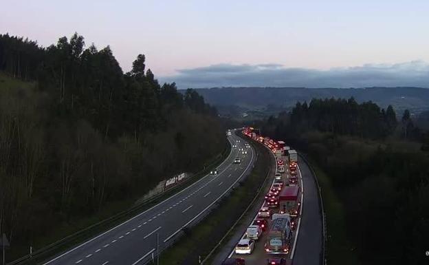 El choque de tres vehículos provoca fuertes retenciones en hora punta en la 'Y'
