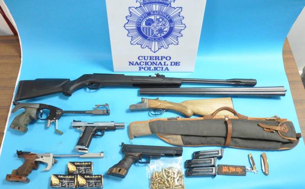 El hombre que acudió al HUCA con una pistola para ingresar en Psiquiatría guardaba más armas en su vivienda