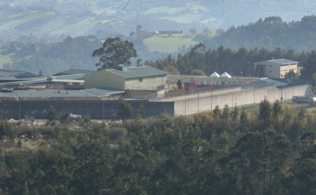 Un preso muere de madrugada en la cárcel de Asturias