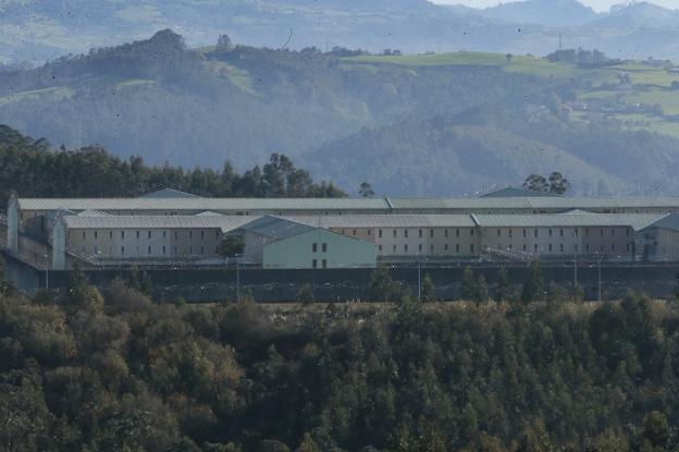 Un recluso muere de madrugada en su celda del centro penitenciario de Asturias