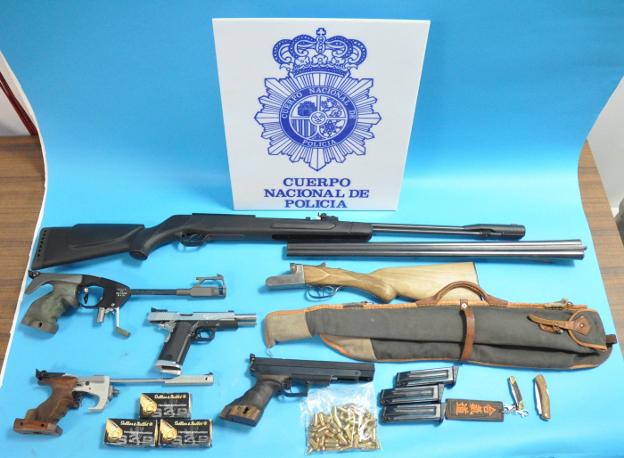 La Policía incauta varias armas al hombre que exigió su ingreso en Psiquiatría y llevaba una pistola