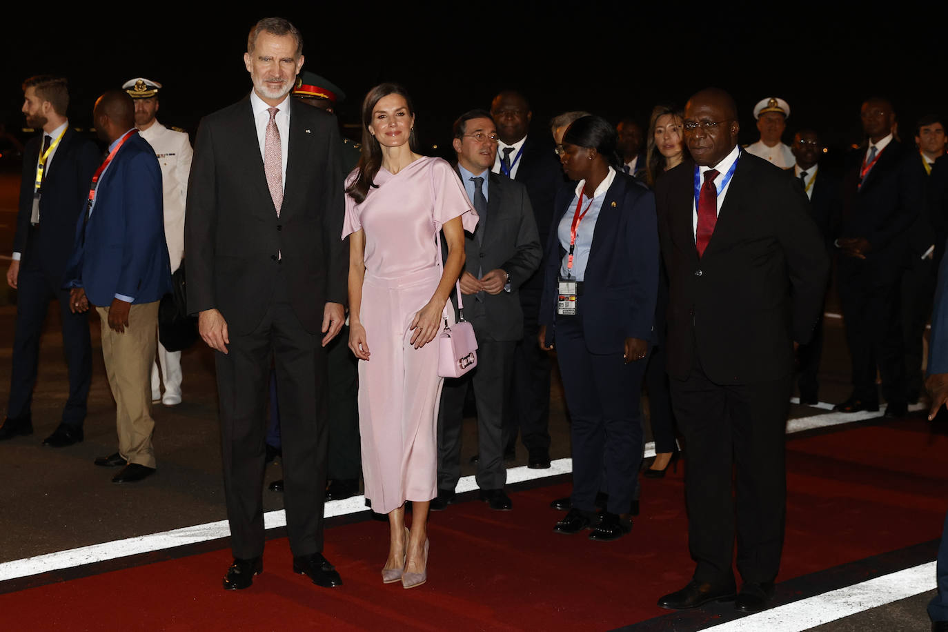 La reina Letizia en Angola: de un conjunto rosa palo a un estiloso vestido de lunares