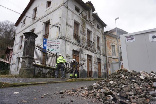Comienzan las obras para transformar el cuartel de Parres en una escuela de 0 a 3