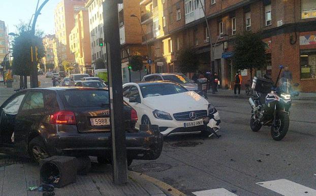 Un herido en el choque entre dos turismos en la calle Ramón y Cajal