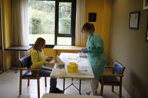 Bienestar pone en marcha el protocolo sin aislamiento tras un brote de covid en Sotrondio