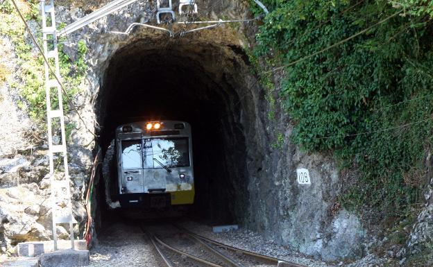 Las claves del fiasco de Feve: primero trenes grandes y luego demasiado pequeños