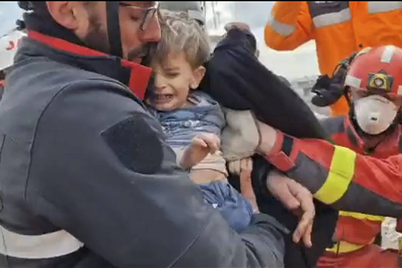 La UME rescata con vida en Turquía a dos niños y su madre cinco días después del terremoto